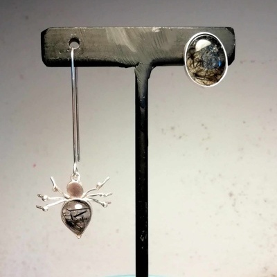 Brincos assimétricos Aranha