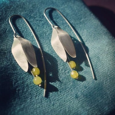 Brincos flor c/pedras