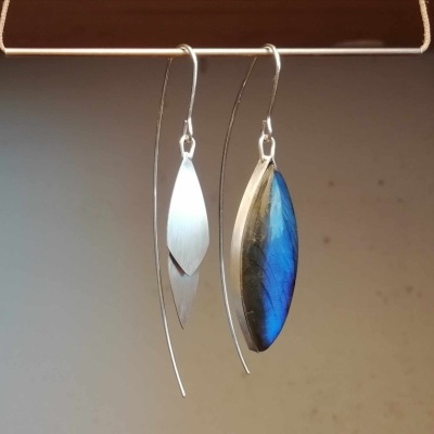 Brincos assimétricos Labradorite longa