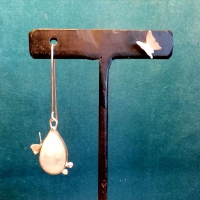 Brincos assimétricos Pedra da Lua c/Borboleta