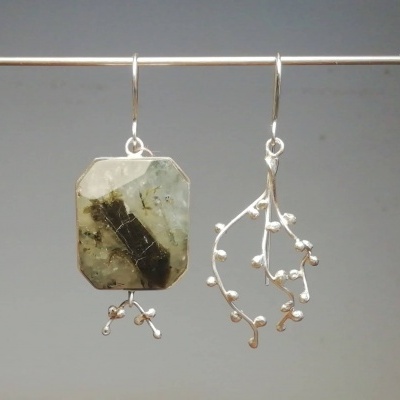 Brincos assimétricos Prehnite