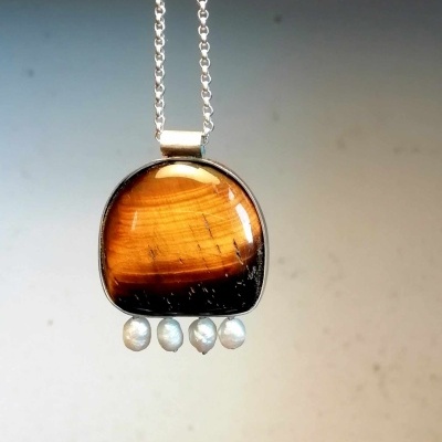 Cordão com pendente Olho tigre c/Pérolas