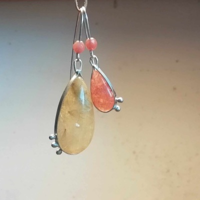 Brincos assimétricos Quartzo rutilado/Morango