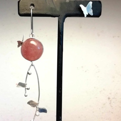 Brincos assimétricos Quartzo Morango c/Borboleta