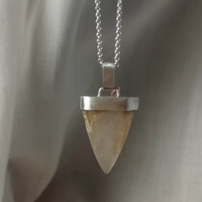 Cordão com pendente Quartzo Rutilado lança