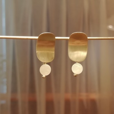 Brincos Ovais com Madrepérola