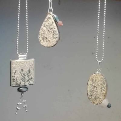 Colar com pendente Dendritica