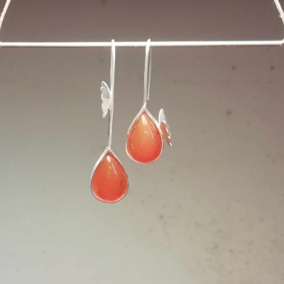 Brincos assimétricos Cornalina gota c/Borboleta