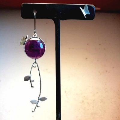 Brincos assimetricos Ametista c/Borboleta