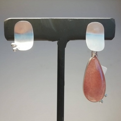 Brincos assimétricos Ovais Quartzo Morango 2Pontos