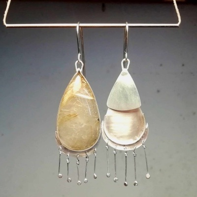 Brincos assimétricos Quartzo rutilado Chuva