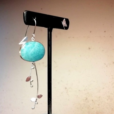 Brincos assimétricos Amazonite oval c/Borboleta