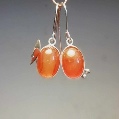 Brincos Cornalina Oval c/Borboleta