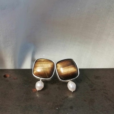 Brincos Olho Tigre forma quadrada c/Perola