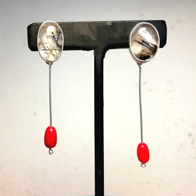 Brincos  assimétricos Turmalina/Coral