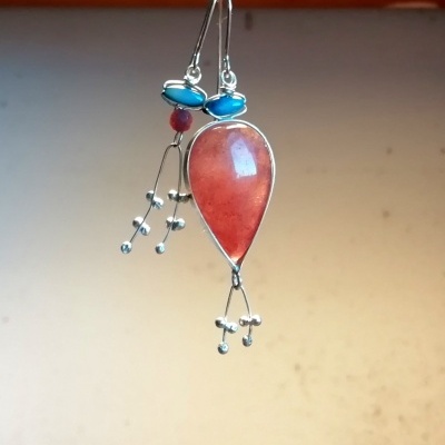 Brincos assimétricos Quartzo Morango c/Madreperola Azul