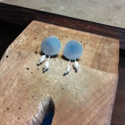 Brincos redondos com Madrepérola