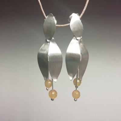 Brincos simétricos c/pedras