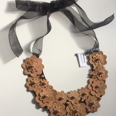 Colar gola em cortiça - Cru