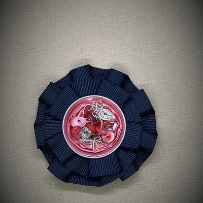 Alfinete de peito em tecido