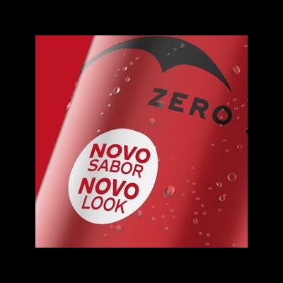 Lata vermelha de bebida com texto 'ZERO' e selo branco com texto 'NOVO SABOR NOVO LOOK'