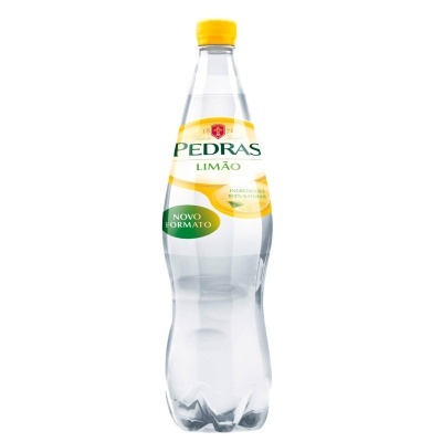 Garrafa plástica de água sabor limão com rótulo PEDRAS LIMÃO e tampa amarela