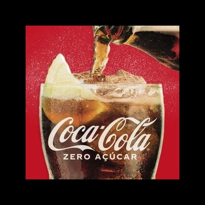 Copo de Coca-Cola Zero Açúcar com gelo e limão sobre fundo vermelho