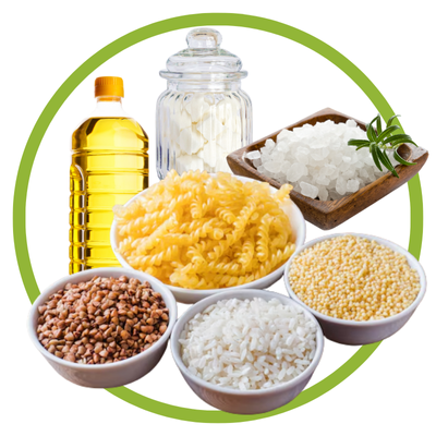 Produtos alimentares variados como óleo, sal grosso, massa fusilli, arroz, trigo sarraceno e cereal em tigelas e frascos