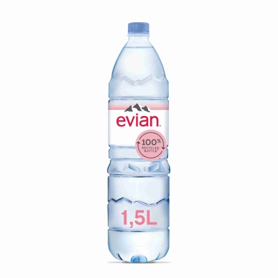 Garrafa de água Evian 1,5 litros com rótulo branco e texto vermelho