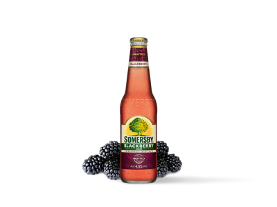 Garrafa de Somersby Blackberry com amoras pretas
