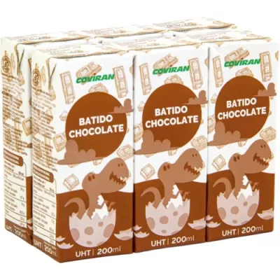 Pacote com seis batidos de chocolate em caixinhas cartonadas Coviran.