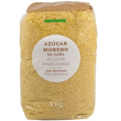 Pacote de açúcar mascavado amarelo com etiqueta branca e texto em castelhano e português