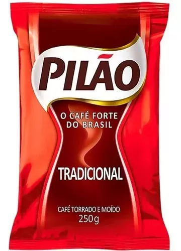 Pacote vermelho de café Pilão Tradicional 250g com texto sobre café forte do Brasil