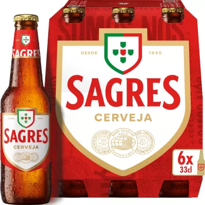 Pack de seis garrafas de cerveja Sagres com etiquetas brancas e vermelhas