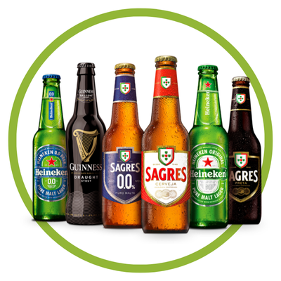 Seis garrafas de cerveja de várias marcas alinhadas com fundo branco e círculo verde