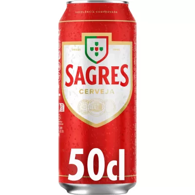 Lata vermelha de cerveja Sagres 50 cl com gotas de água