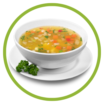 Tigela de sopa de legumes colorida com ervas num prato branco com salsa.