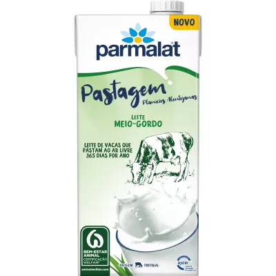 Pacote de leite meio-gordo Parmalat com vaca e copo de leite