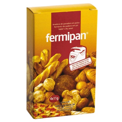 Embalagem amarela e vermelha de fermento fermipan com imagens de pães variados.