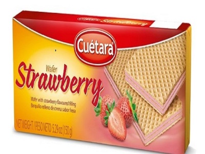 Caixa de wafers Cuétara de morango com imagem de morangos e wafers