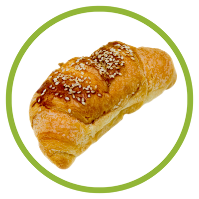 Croissant dourado com sementes de sésamo numa moldura circular verde