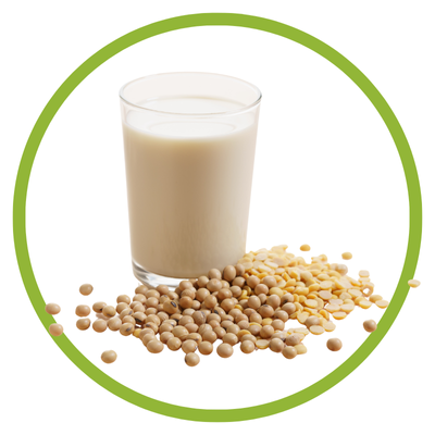 Copo com bebida cremosa branca e grãos inteiros e partidos de soja