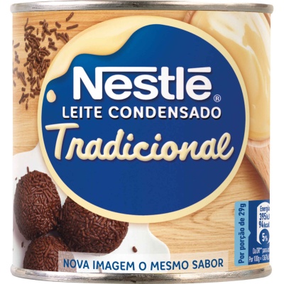 Lata de leite condensado Nestlé Tradicional com imagens de brigadeiros e creme