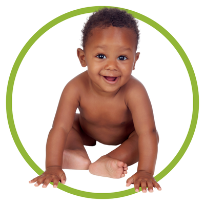 Bebé sorridente sentado dentro de um círculo verde