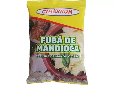 Pacote amarelo de Fubá de Mandioca CIMARROM com prato de farinha