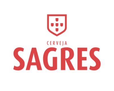 Logo da cerveja Sagres com texto e escudo vermelho em fundo branco