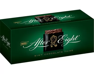 Embalagem verde escura de chocolates After Eight Mint Chocolate Thins da Nestlé.