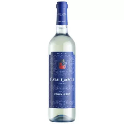 Garrafa de vinho branco Casal Garcia Vinho Verde com etiqueta azul
