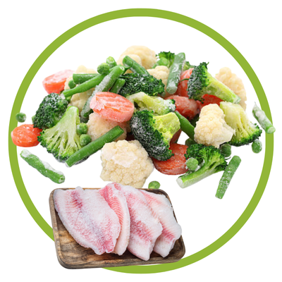 Legumes congelados com postas de peixe congelado numa tábua