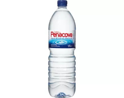 Garrafa de água mineral Penacova 1,5L com etiqueta azul e vermelha